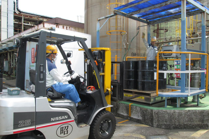 ドラムへの液モノ製品充填作業①