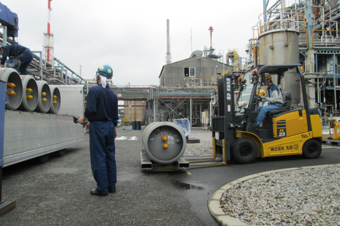 フォークリフトにてボンベの入荷作業