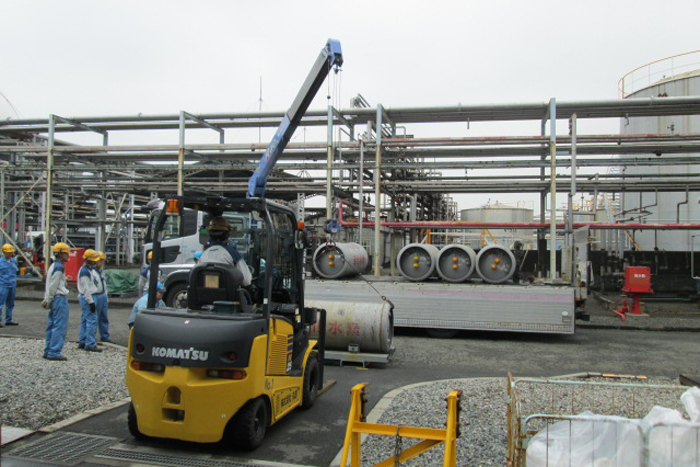 フォークリフトにてボンベの入荷作業②